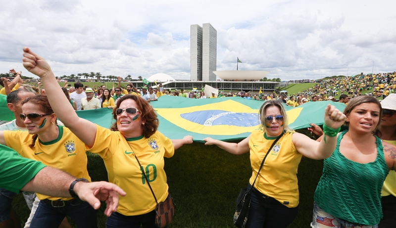 大規模デモ　ブラジリア