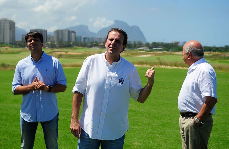 リオ五輪ゴルフ場を視察するエドゥアルド・パエス市長