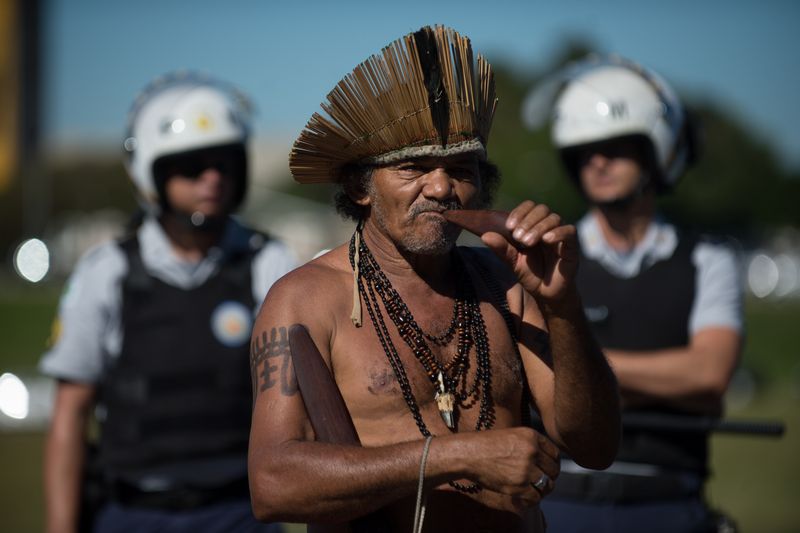 先住民族ブラジリアで抗議