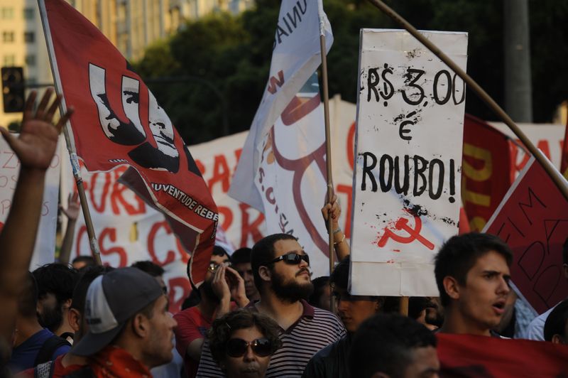 リオ賃上げ抗議デモ2月13日