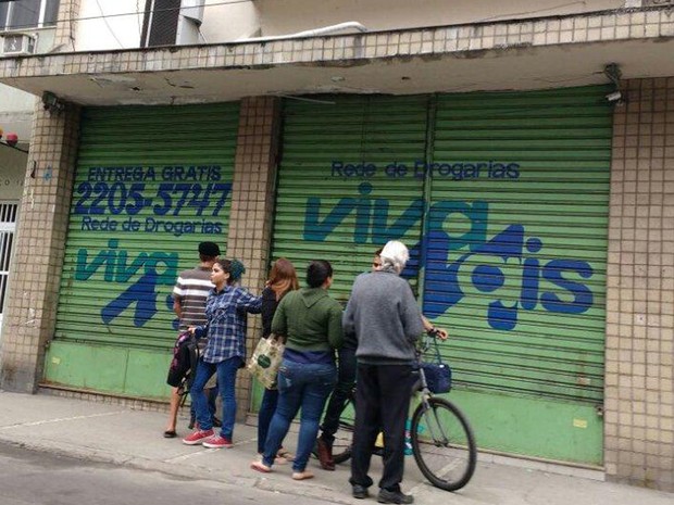 リオ市内　閉鎖された商店　麻薬大物　殺害
